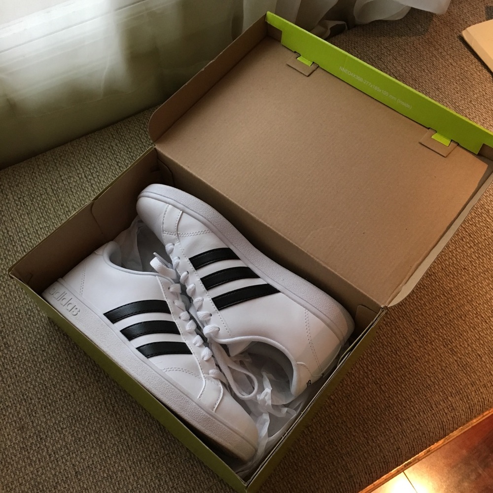 *WORN ONCE IN BOX Classic Neo Adidas Sneakers